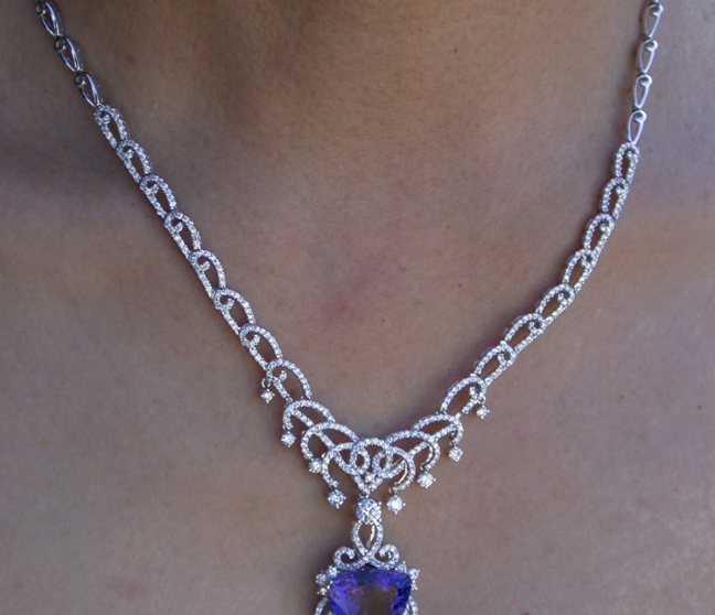 AAA Tansanit Collier mit Brillanten