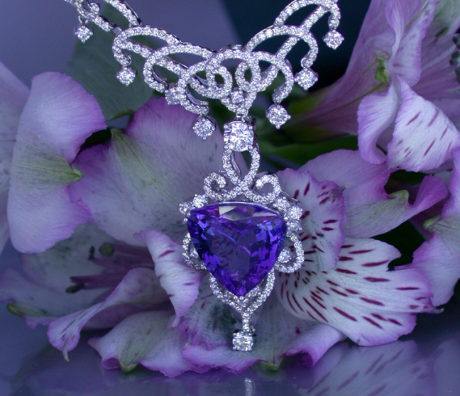 AAA Tansanit Collier mit Brillanten