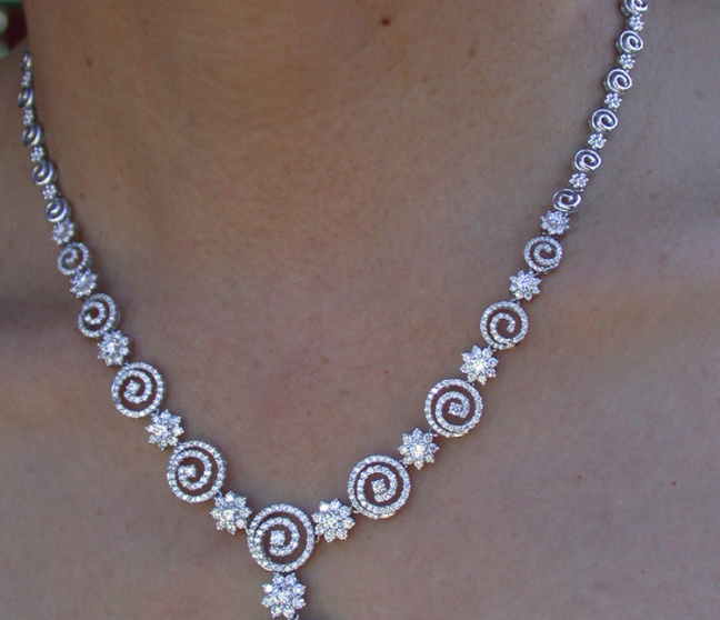 AAA Tansanit Collier mit Brillanten in Weißgold 750