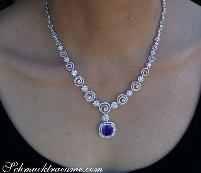AAA Tansanit Collier mit Brillanten in Weißgold 750