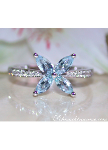 Anmutiger Aquamarin Ring mit Diamanten im Blüten Design