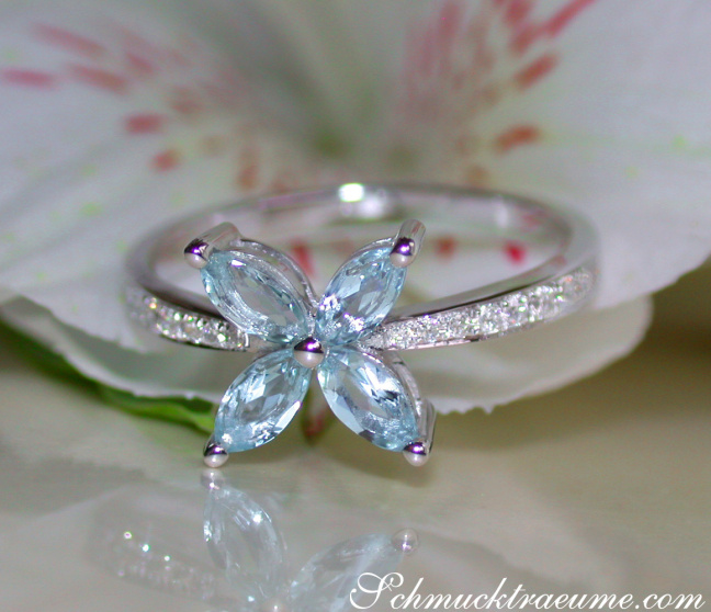 Anmutiger Aquamarin Ring mit Diamanten im Blüten Design