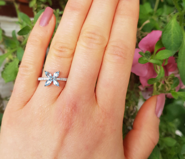 Anmutiger Aquamarin Ring mit Diamanten im Blüten Design