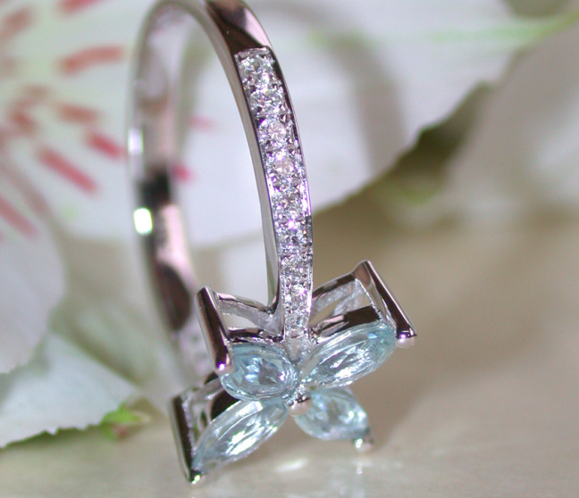 Anmutiger Aquamarin Ring mit Diamanten im Blüten Design
