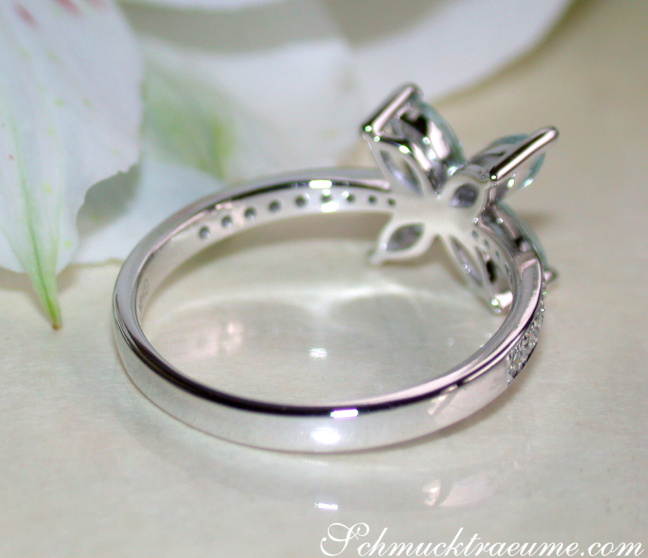 Anmutiger Aquamarin Ring mit Diamanten im Blüten Design