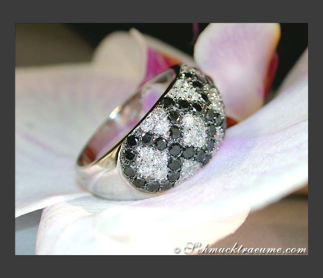 Ring mit schwarzen Diamanten