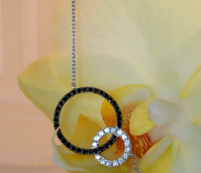 Attraktive Kette mit schwarzen und weißen Diamanten im Kreis Design