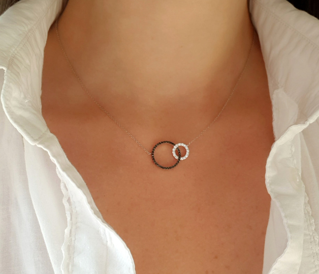 Attraktive Kette mit schwarzen & weißen Diamanten im Kreis Design