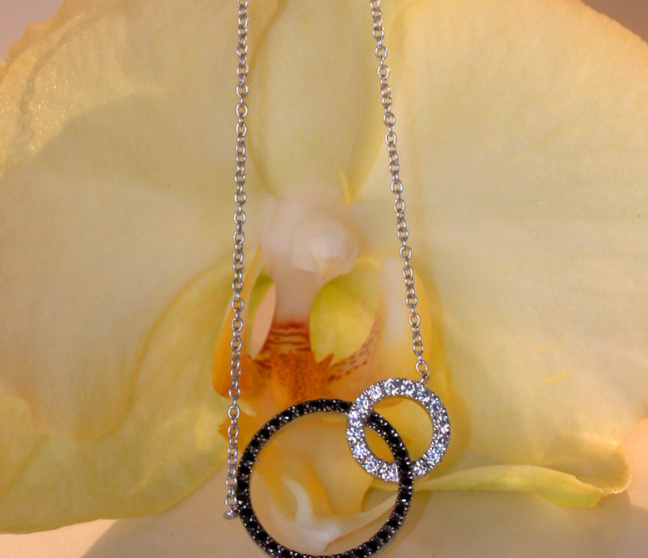 Attraktive Kette mit schwarzen und weißen Diamanten im Kreis Design