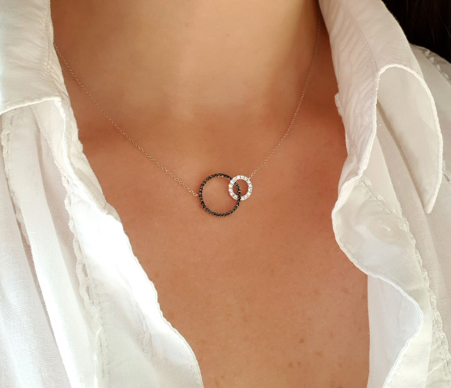Attraktive Kette mit schwarzen und weißen Diamanten im Kreis Design