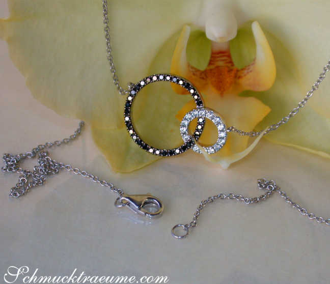 Attraktive Kette mit schwarzen und weißen Diamanten im Kreis Design