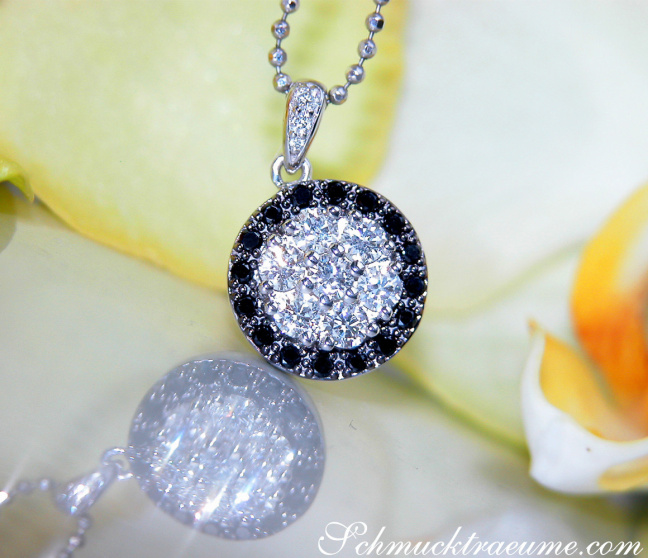 Anhänger mit schwarzen & weißen Diamanten in Weißgold 585