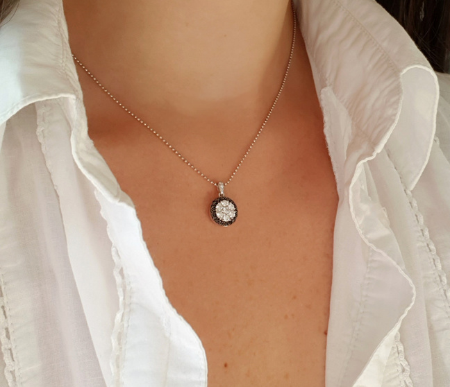 Anhänger mit schwarzen & weißen Diamanten in Weißgold 585