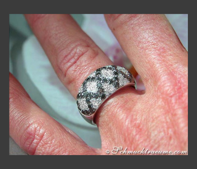 Ring mit schwarzen Diamanten