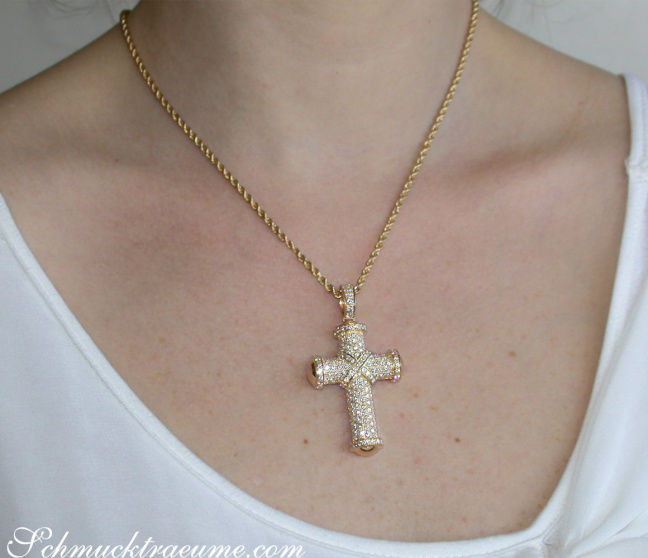 Massiver Brillanten Kreuz Anhänger in Gelbgold 750 | SCHMUCKTRÄUME.COM