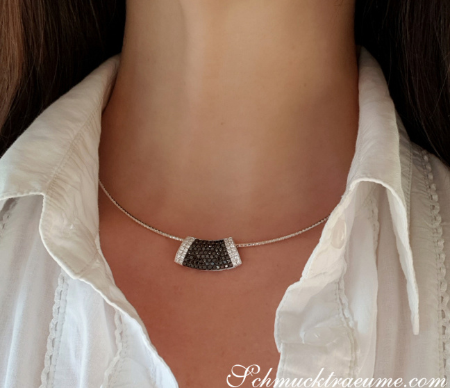 Anhänger mit schwarzen Diamanten in Weißgold