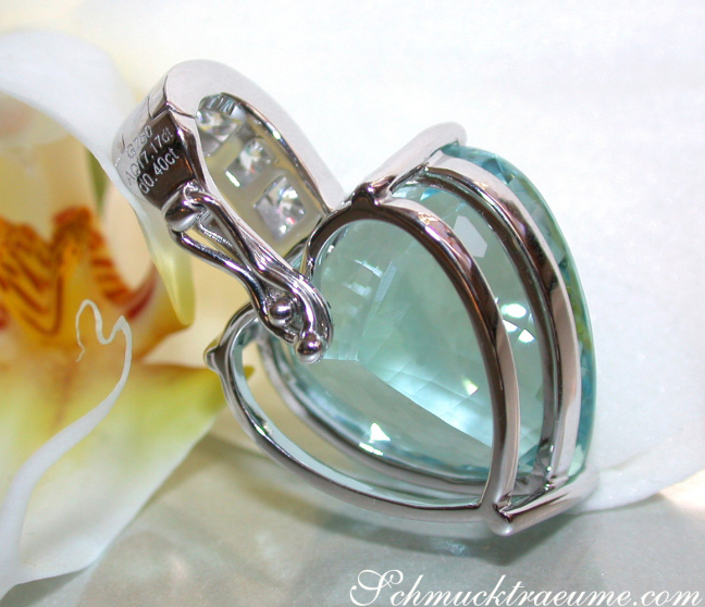 Fabelhafter Aquamarin Brillanten Anhänger im Herz Design (17,55 ct.)
