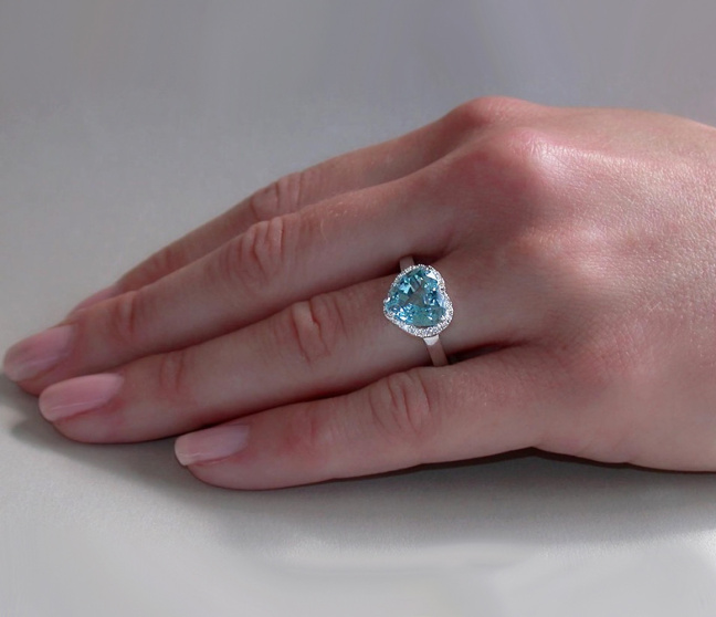 Aquamarin Ring mit Diamanten