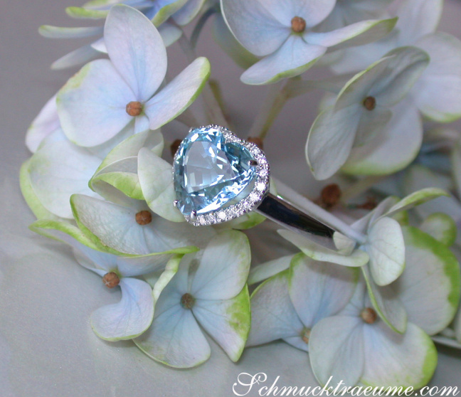 Aquamarin Ring mit Diamanten
