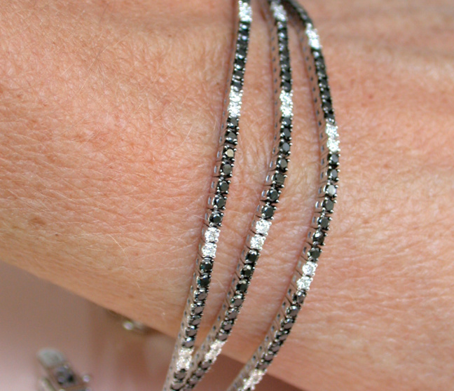 Dreireihiges Tennisarmband mit schwarzen und weißen Diamanten