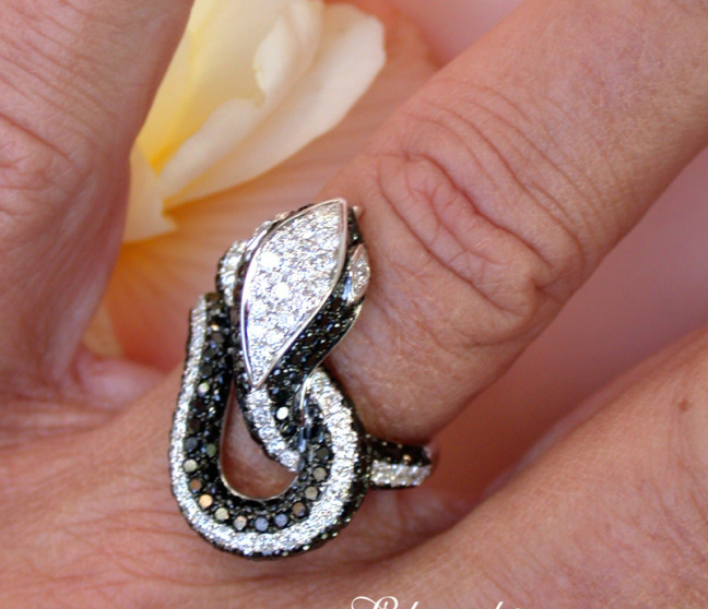 Schlangen Ring mit schwarzen Diamanten