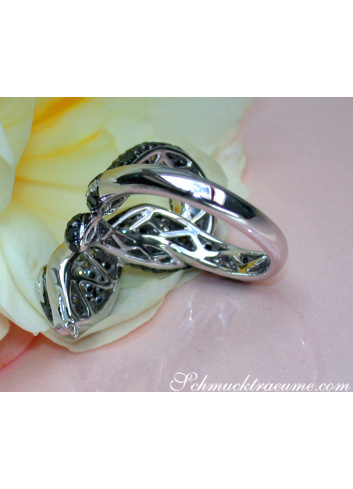 Extravagant Snake Ring with Black Diamonds