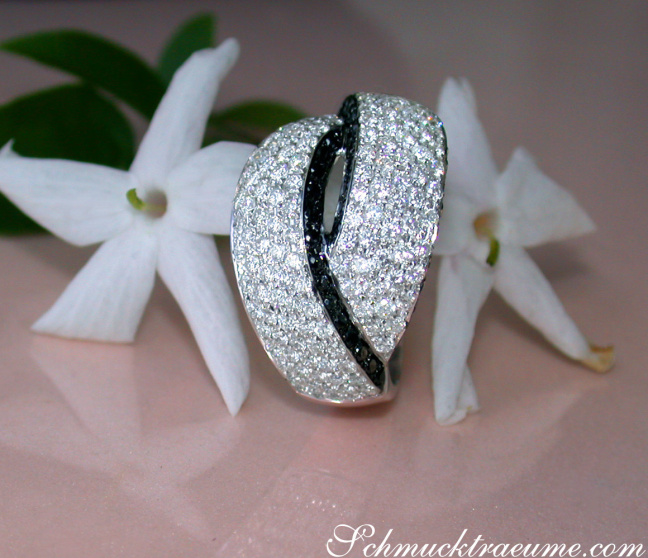 Verschlungener Brillanten Ring mit schwarzen Diamanten
