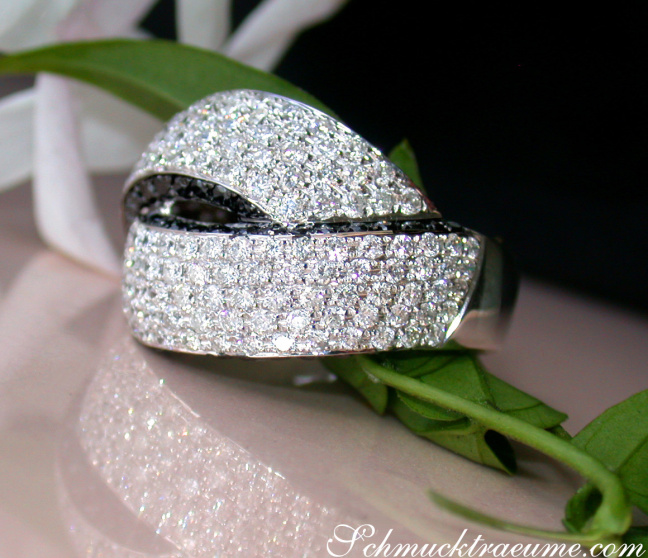 Verschlungener Brillanten Ring mit schwarzen Diamanten