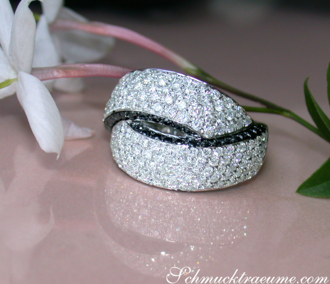 Verschlungener Brillanten Ring mit schwarzen Diamanten