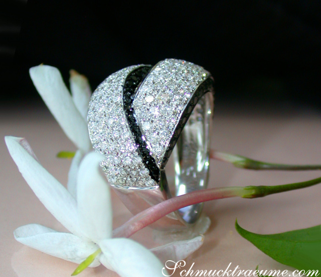 Verschlungener Brillanten Ring mit schwarzen Diamanten