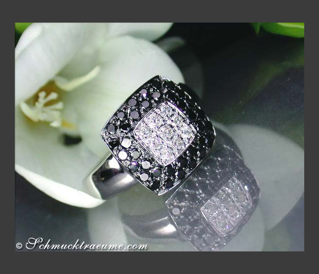 Ring mit schwarzen Diamanten