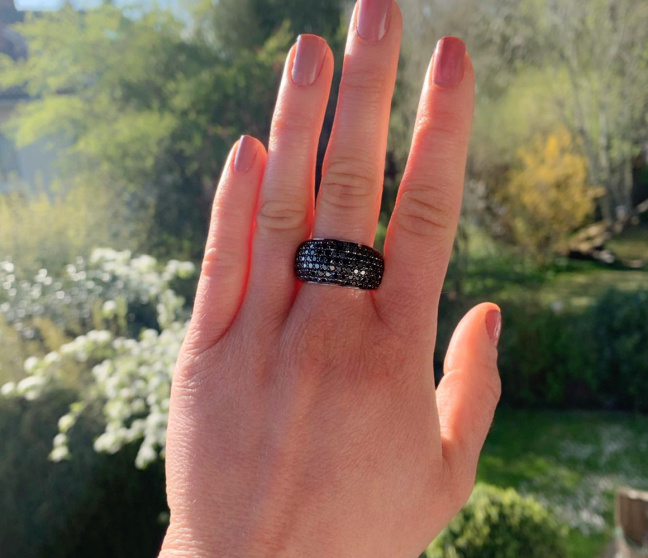Ring mit schwarzen Diamanten