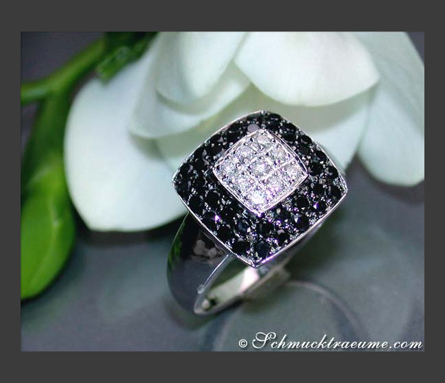 Ring mit schwarzen Diamanten