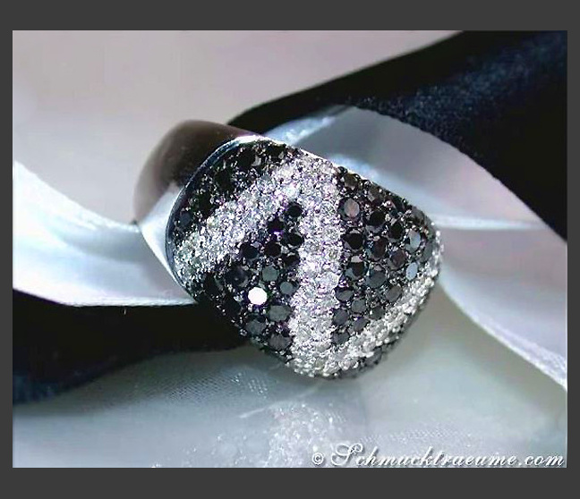 Ring mit schwarzen Diamanten