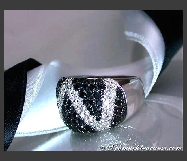 Ring mit schwarzen Diamanten