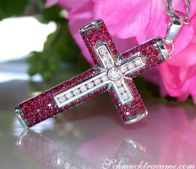 Kreuz Anhänger mit Rubinen
