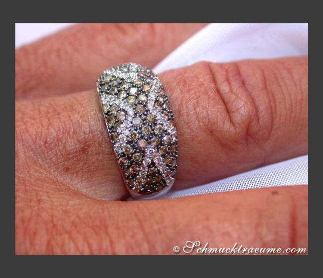 Interessanter Ring mit cognac-braunen & weißen Diamanten