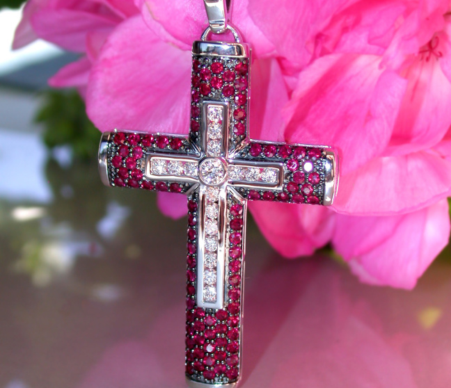 Kreuz Anhänger mit Rubinen