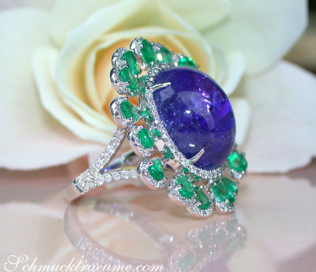 Tansanit Ring mit Smaragden und Diamanten