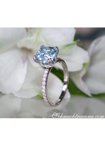 Enchanting Aquamarine Ring with Diamond Collar