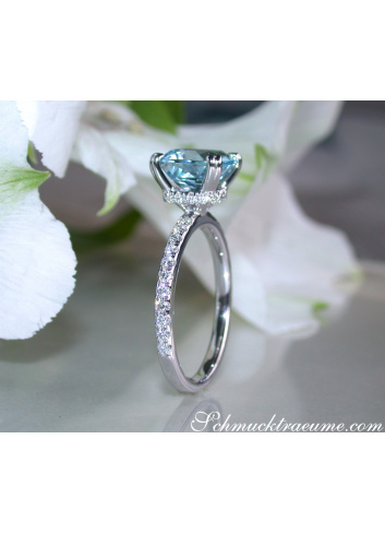 Enchanting Aquamarine Ring with Diamond Collar