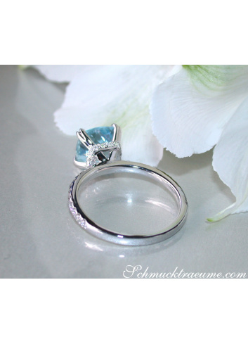 Enchanting Aquamarine Ring with Diamond Collar