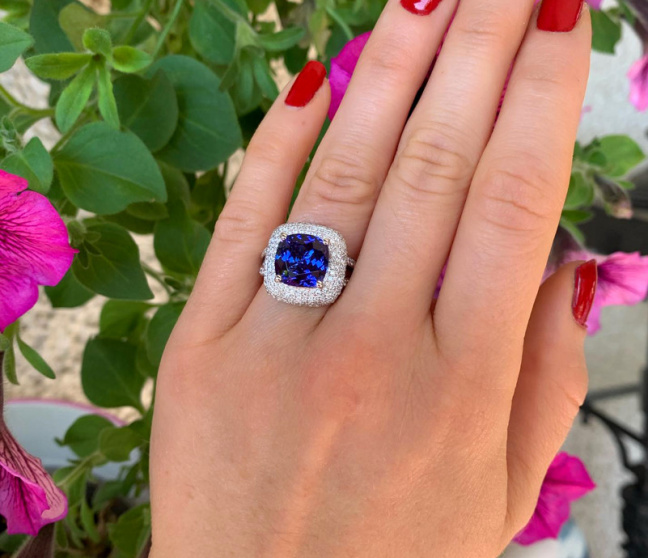 AAA Tansanit Ring mit Diamanten