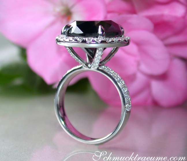 Schwarzer Diamant Solitär Ring mit Brillanten