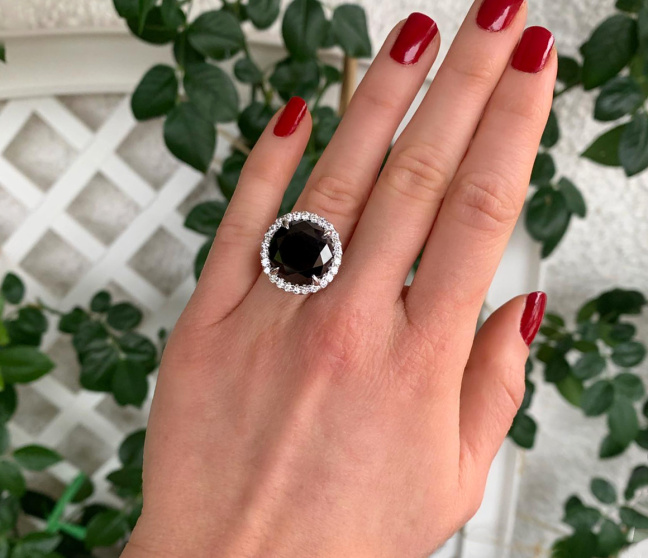 Schwarzer Diamant Solitär Ring mit Brillanten