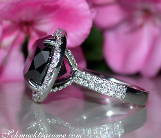 Schwarzer Diamant Solitär Ring mit Brillanten