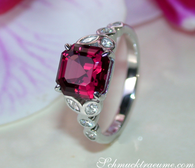 Rhodolith Ring mit Diamanten