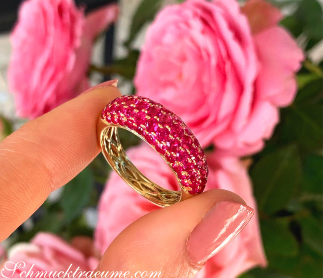 Prachtvolle Farbbrillanz: Edler Rubin Pavé Ring in Gelbgold 585