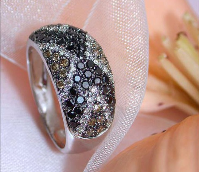 Ring mit schwarzen Diamanten