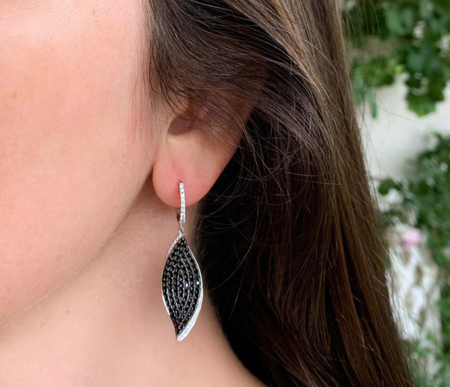 Auffallende schwarze Diamanten Ohrringe im Blatt Design in Weißgold 585